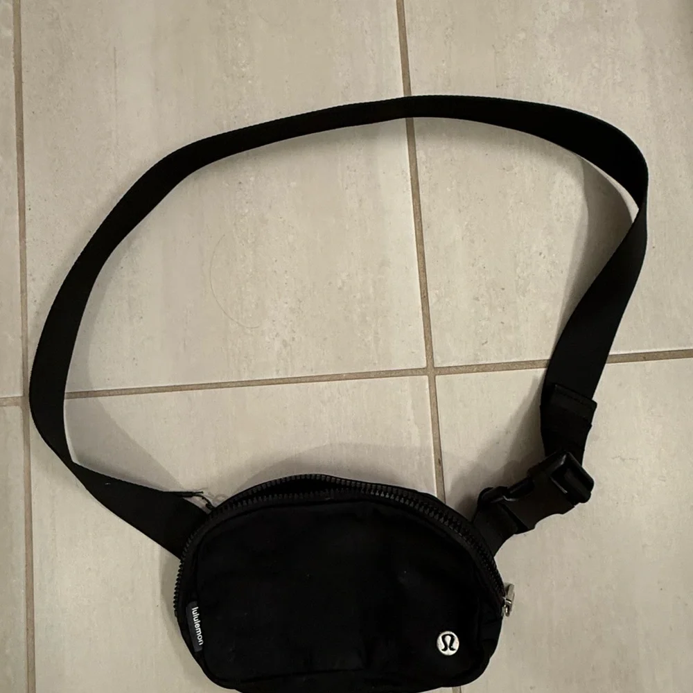 lululemon athletica Black Crossbody Bag - Picture 6 of 6